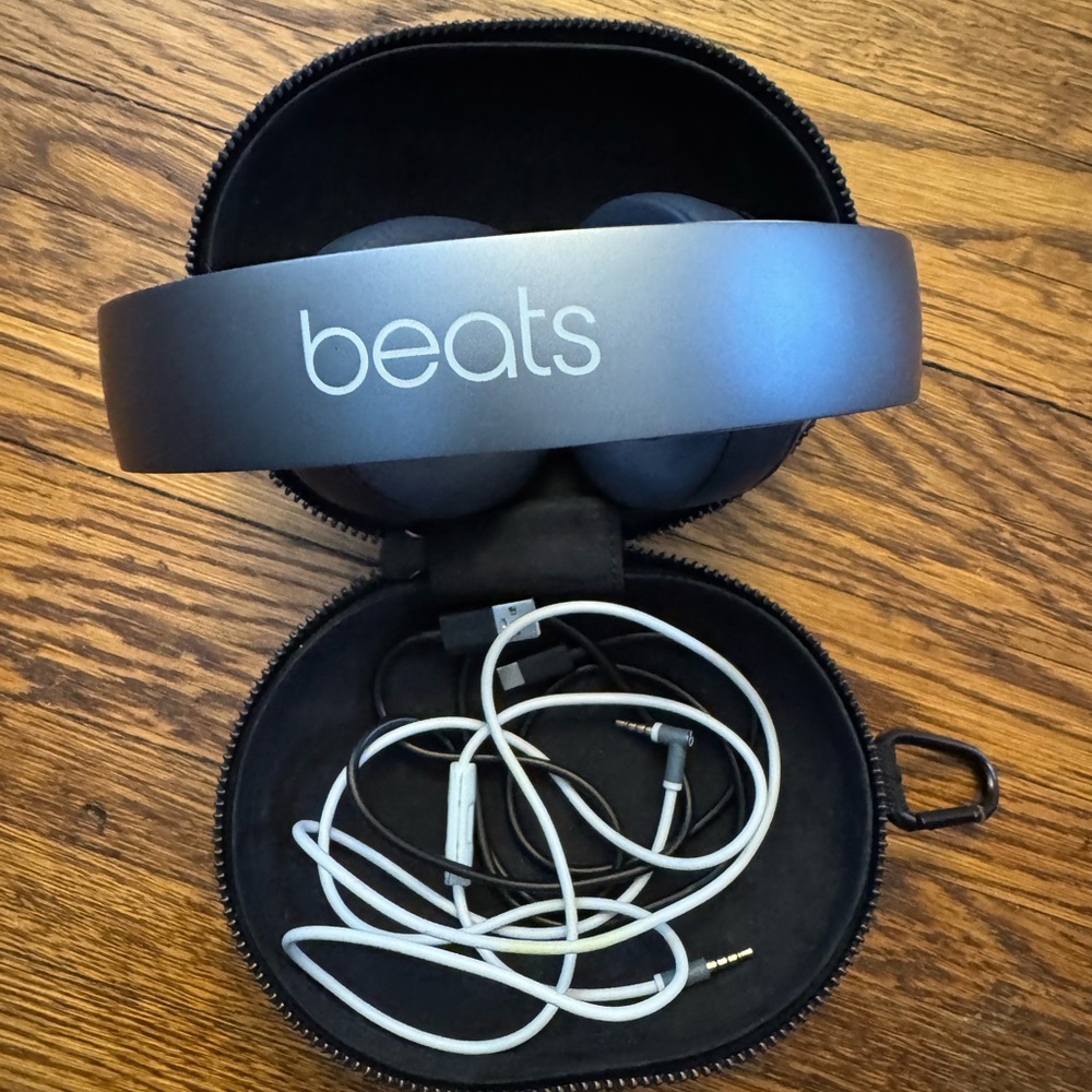AUTHENTIC BEATS BLUE WIRELESS Headphones with ORIGINAL Case. - Picture 2 of 16